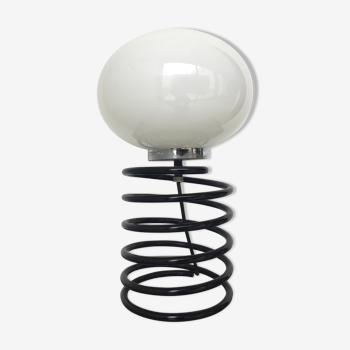 Lampe ressort, piètement métal noir et opaline 1980