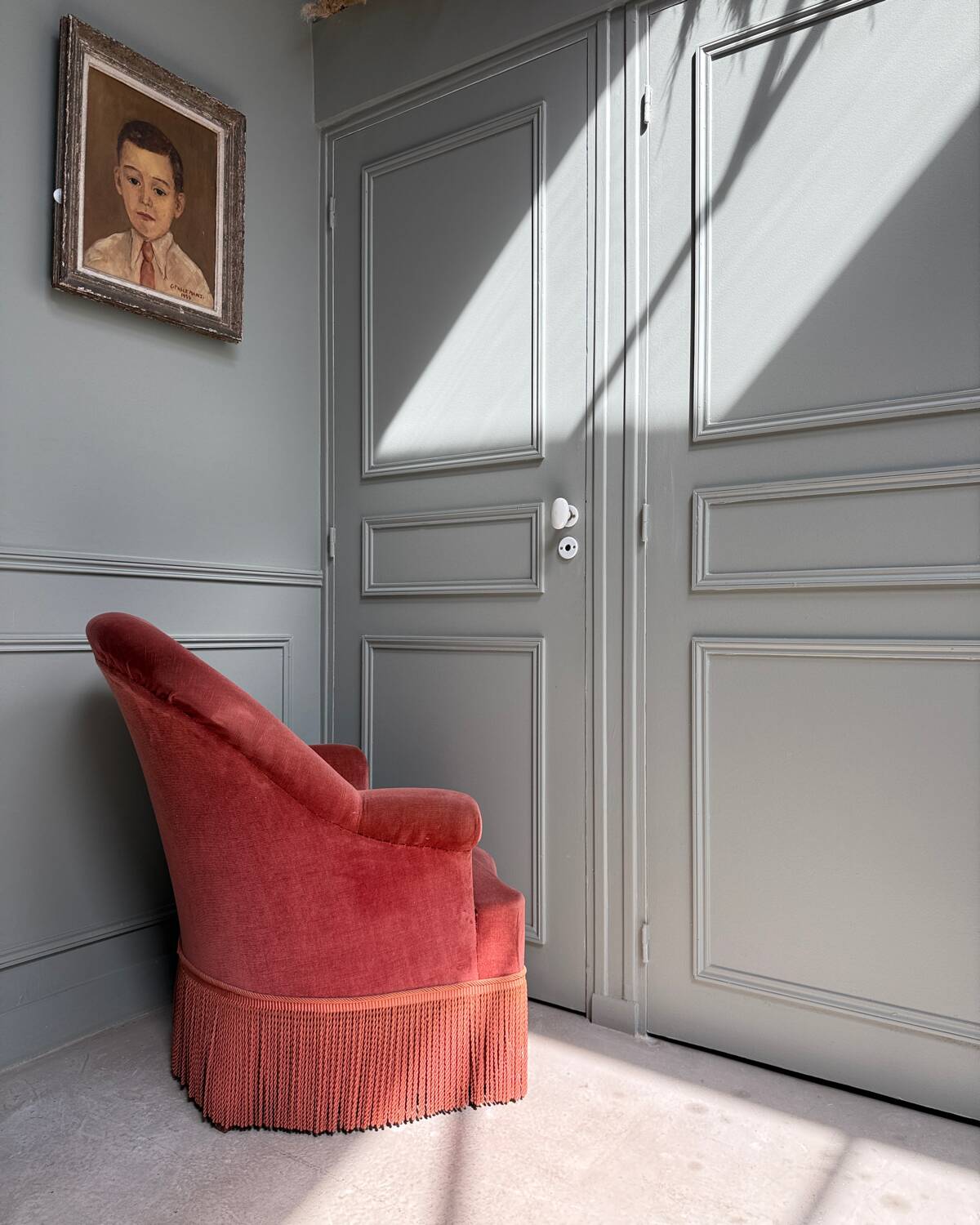 Pink velvet toad chair