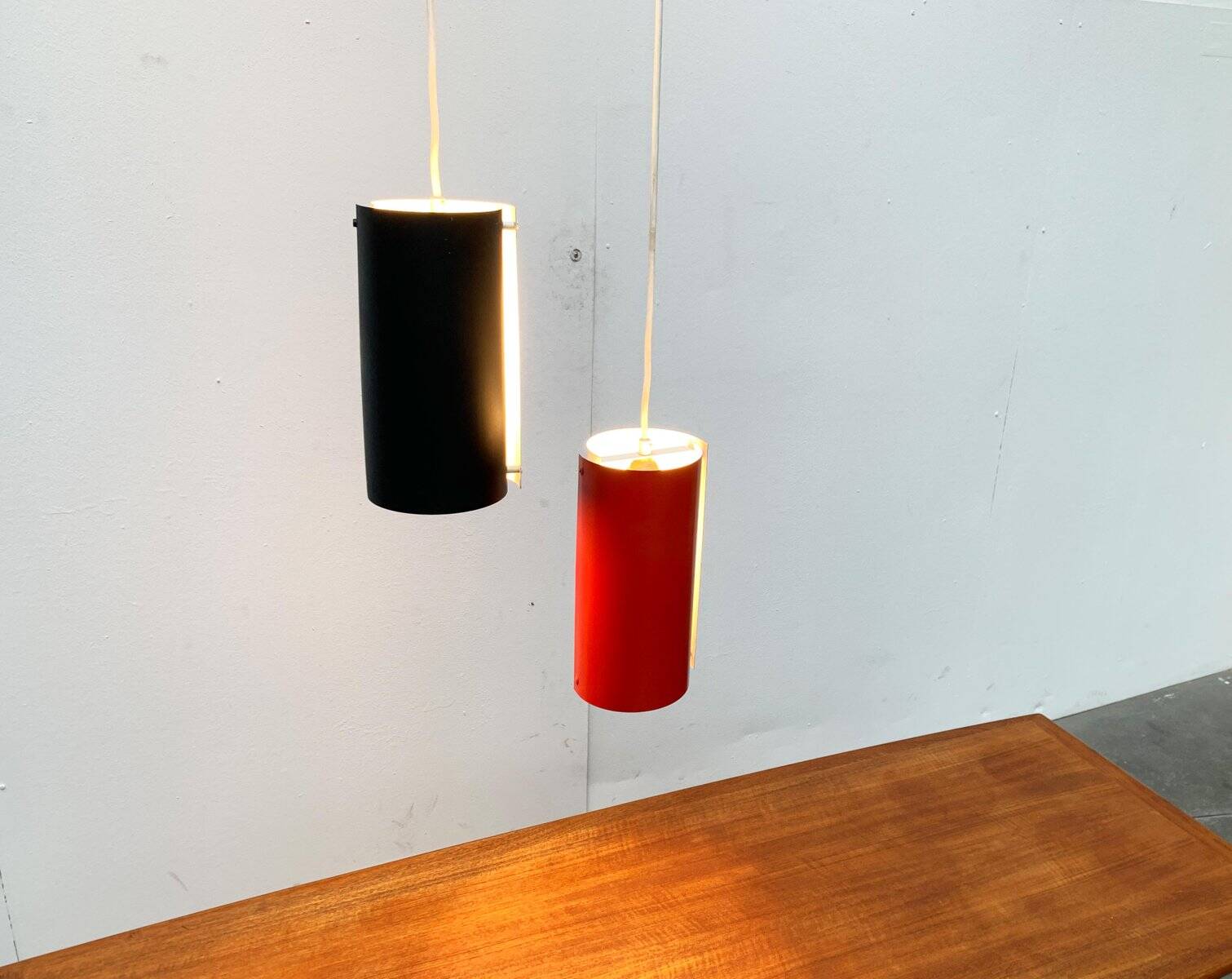 Lampes suspendues en métal minimalistes du milieu du siècle, lot de 2