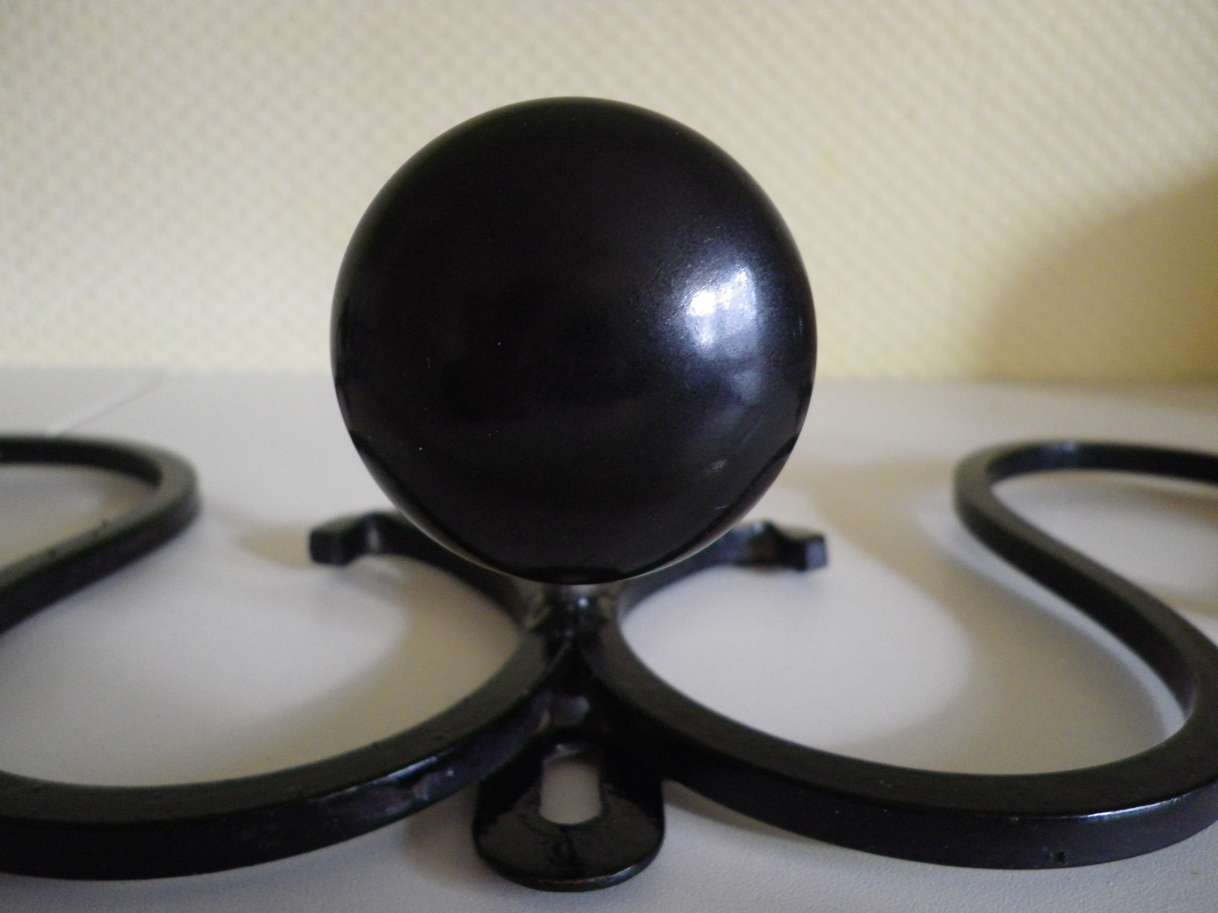 80 cm long wall coat door, made of wrought iron with 5 Suspensions in Bakelite - 70s