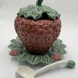 Grande soupière en barbotine fraise avec louche et plateau Bordallo Pienher