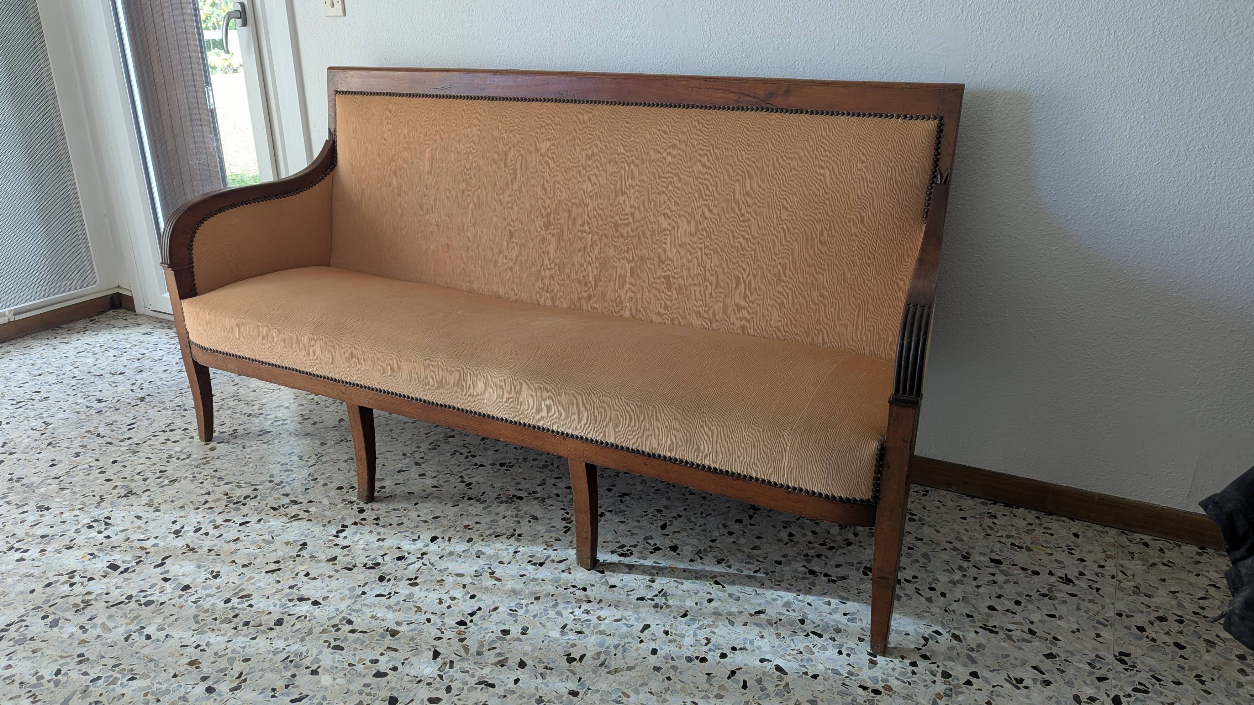 Three-seater banquette restaurant