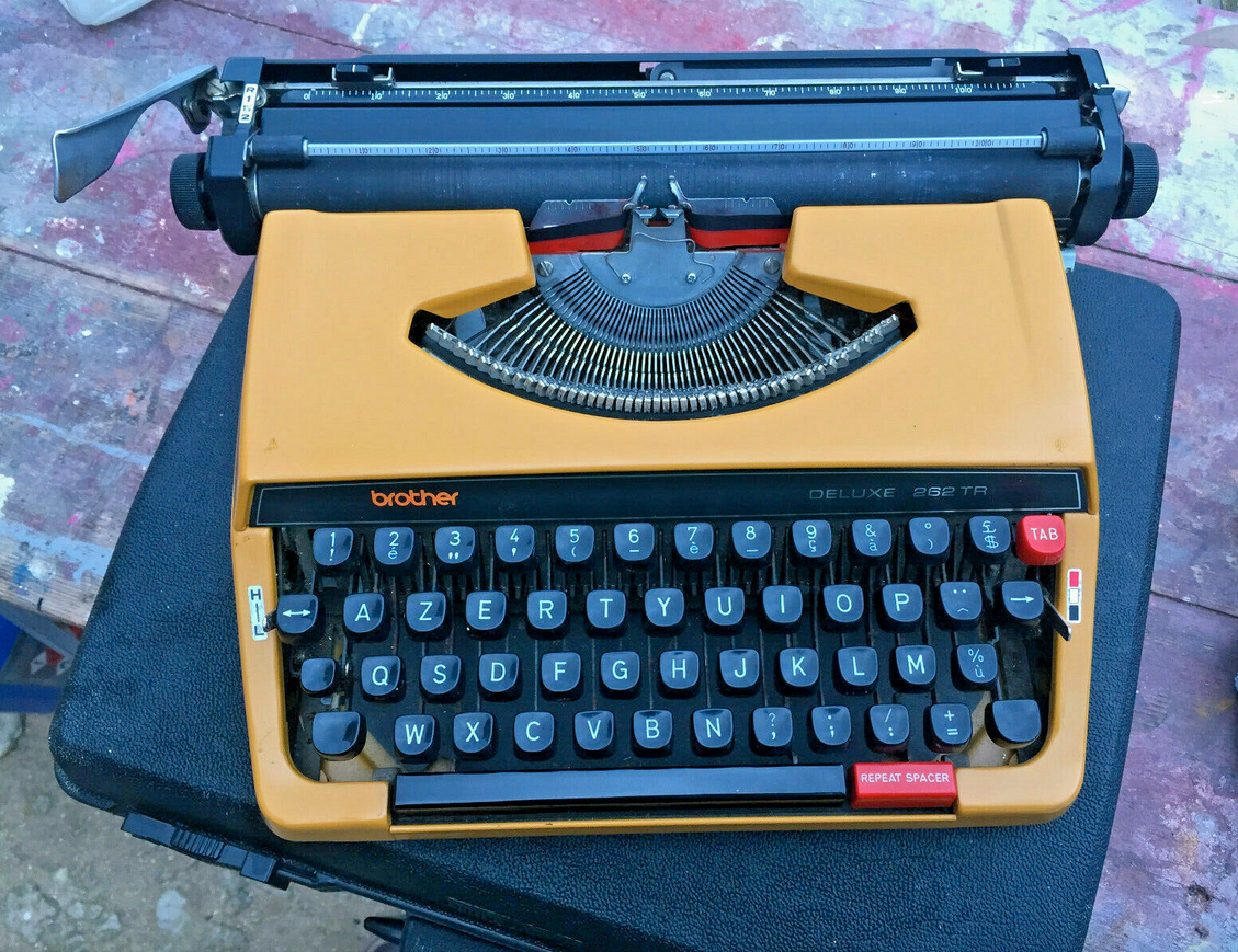 Typewriter Brother 262 TR made in Japan 70s. New ribbon, A3 and A4 format