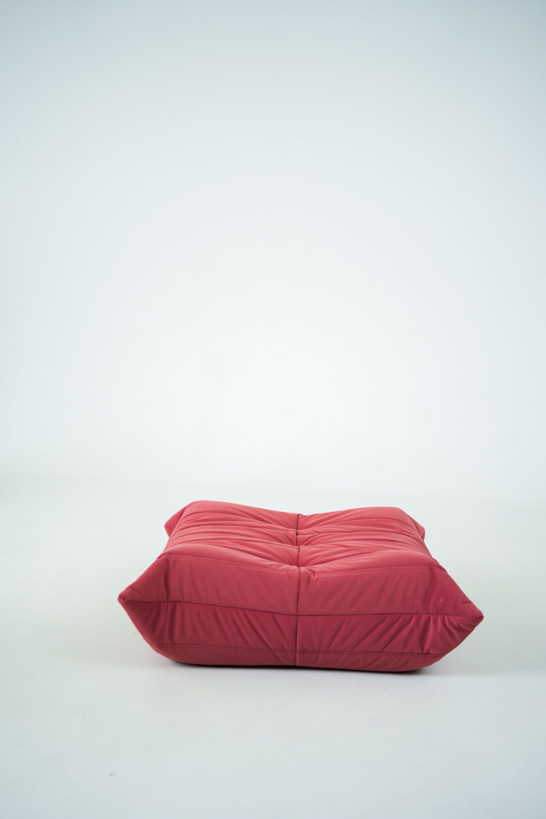 Togo set of chair and pouf in raspberry velvet
