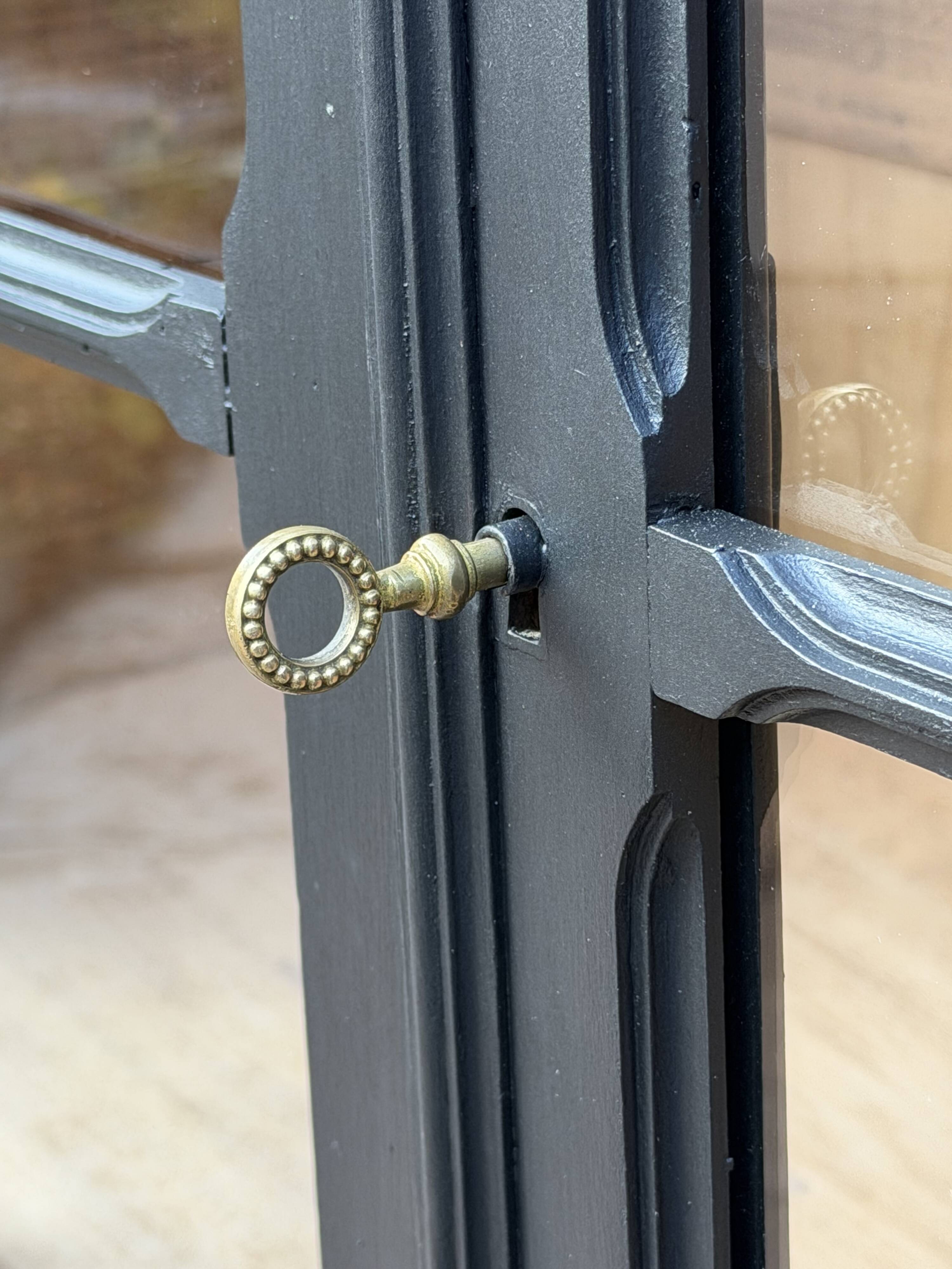 Armoire parisienne noire vitrée rénovée