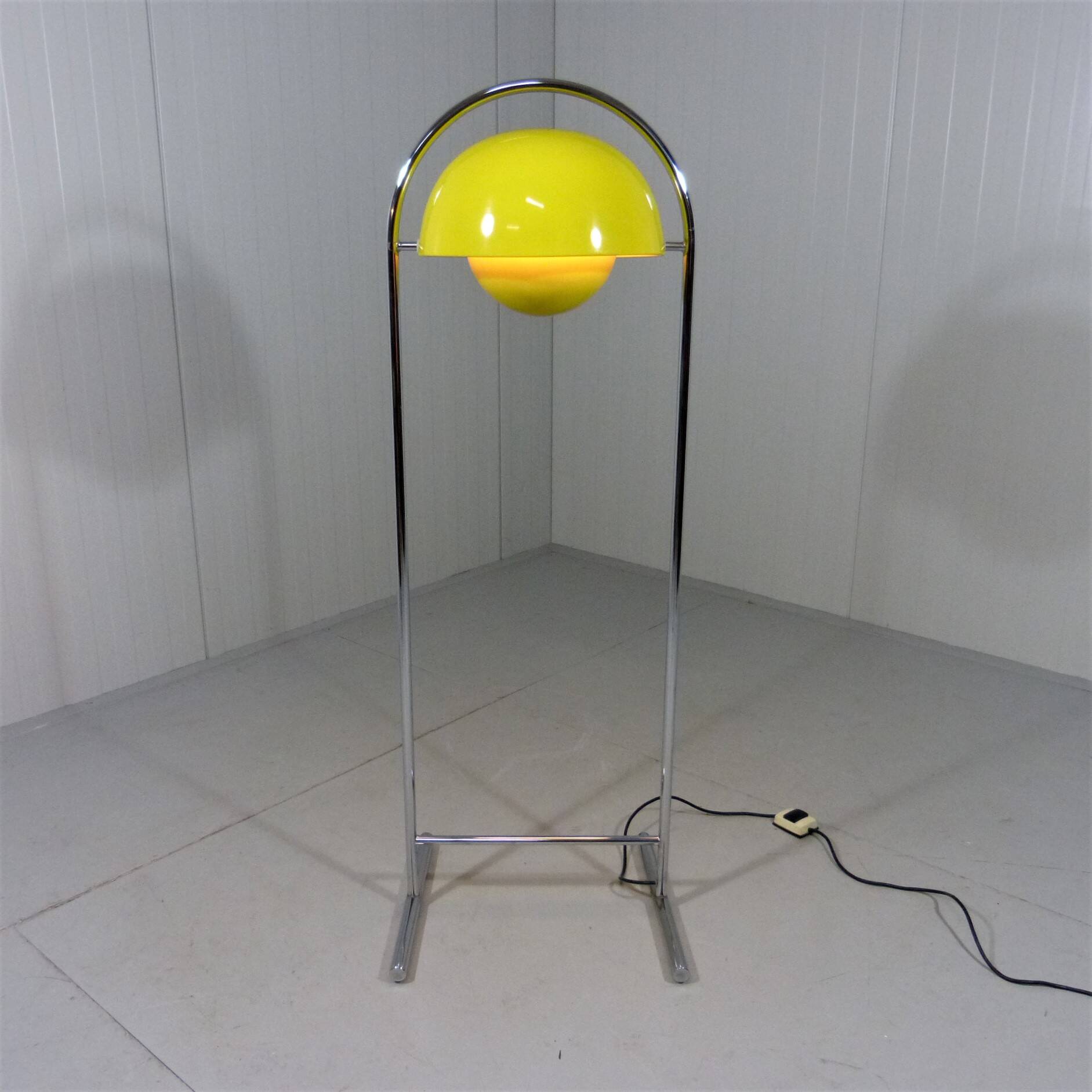 Cosack yellow flowerpot floor lamp 1960-70’s