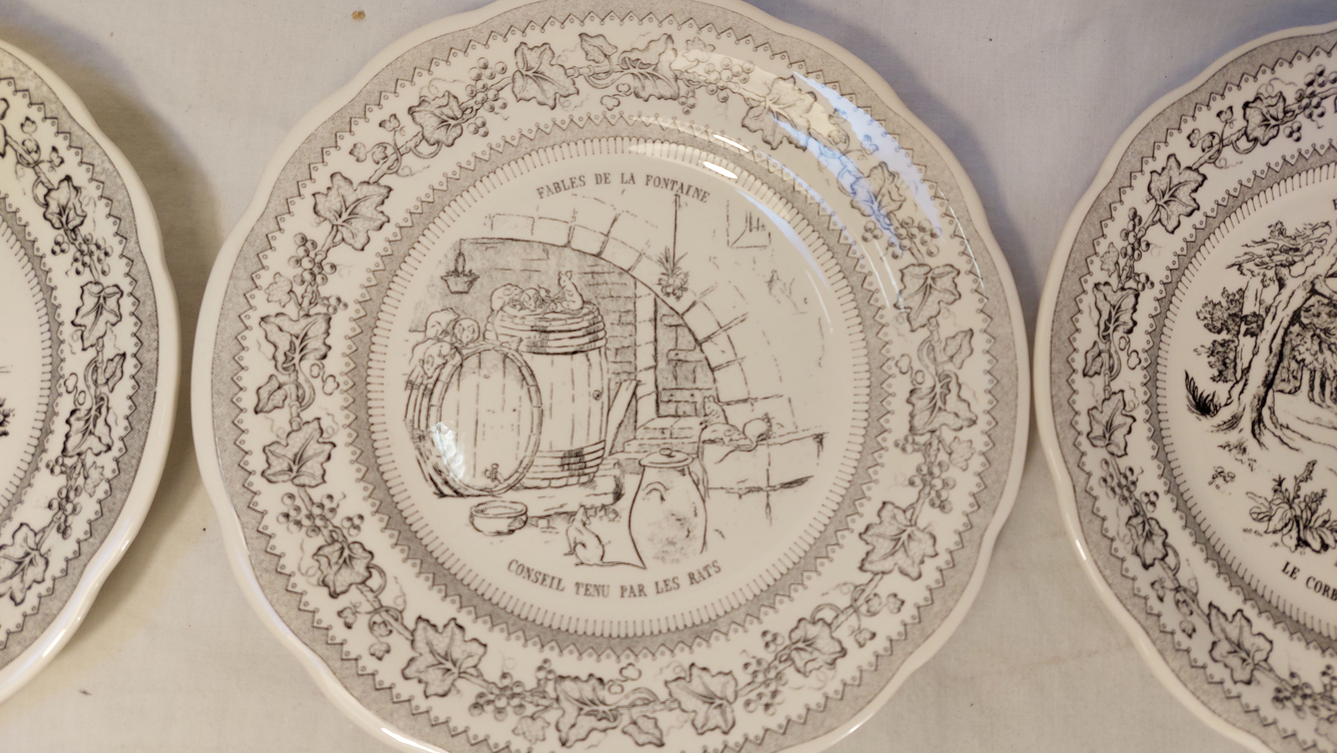 Series of 6 earthenware dessert plates by GIEN models Fables by Lafontaine