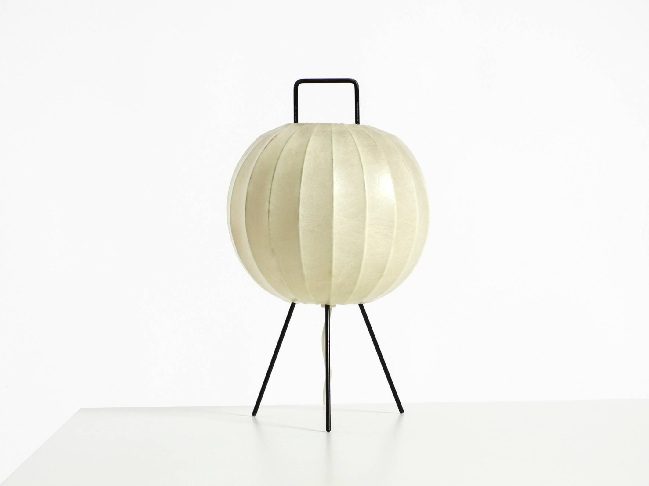 Very rare and beautiful Mid-Century Modern tripod Cocoon table lamp