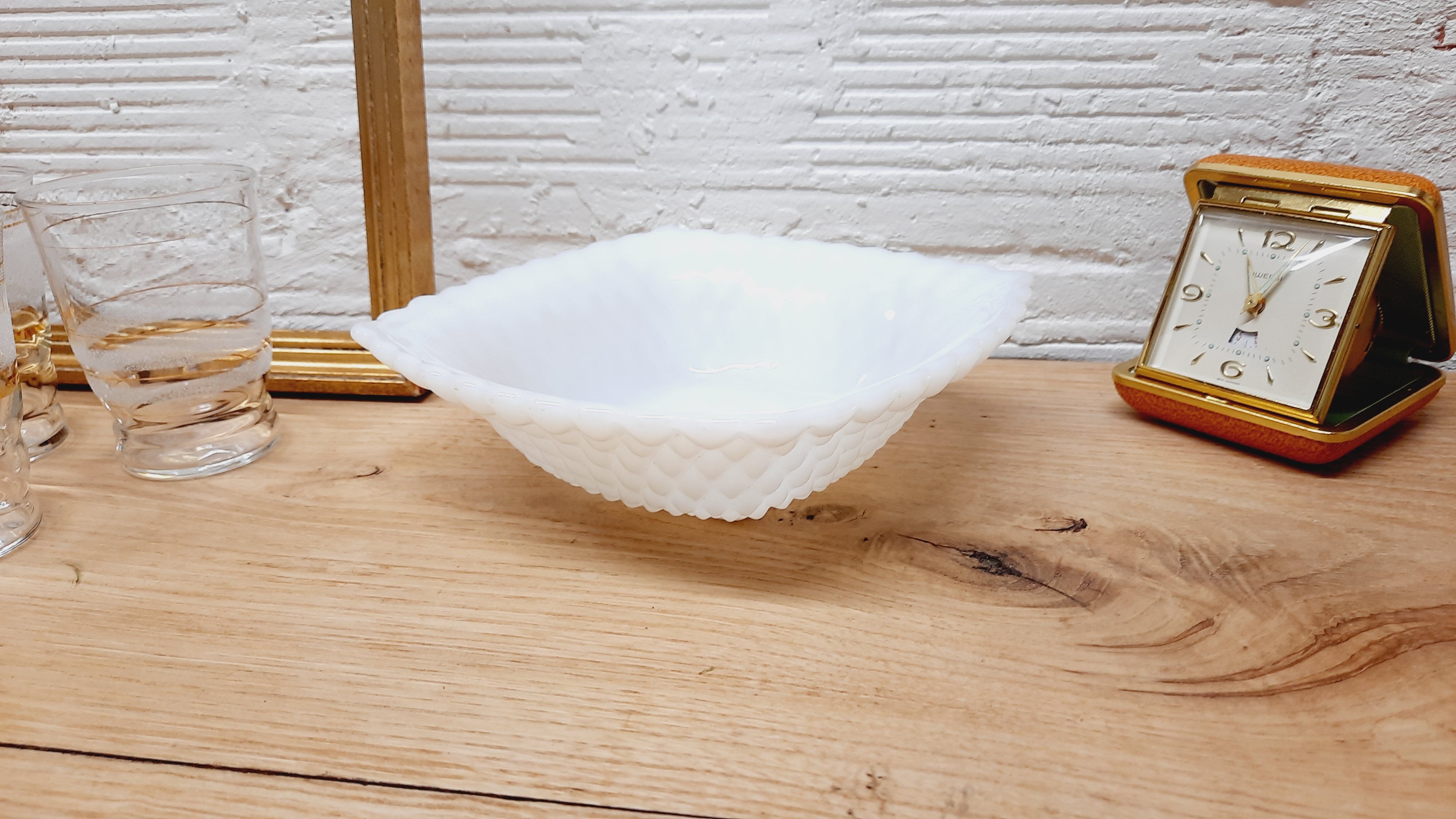 Empty white opaline pocket