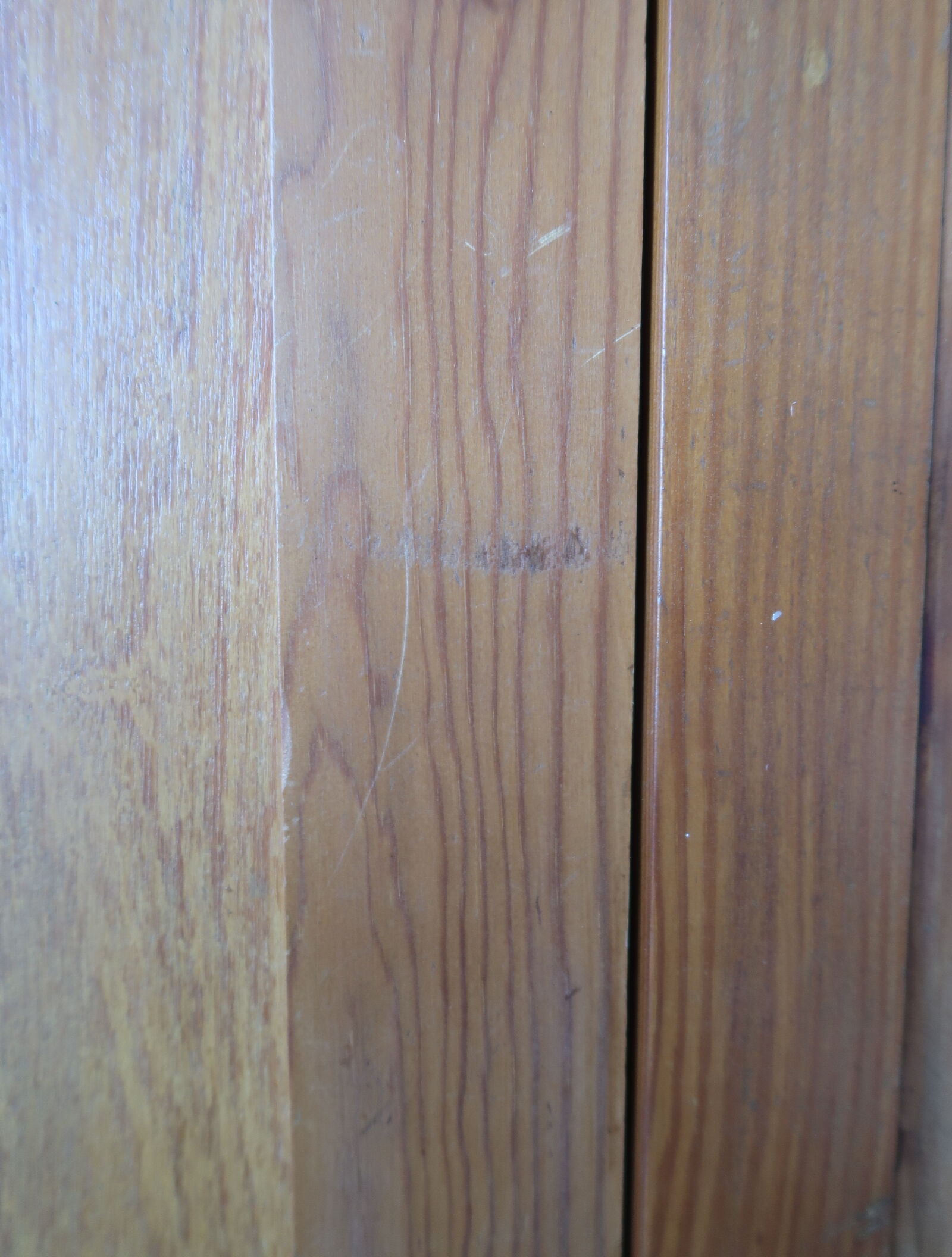 Armoire pieds compas