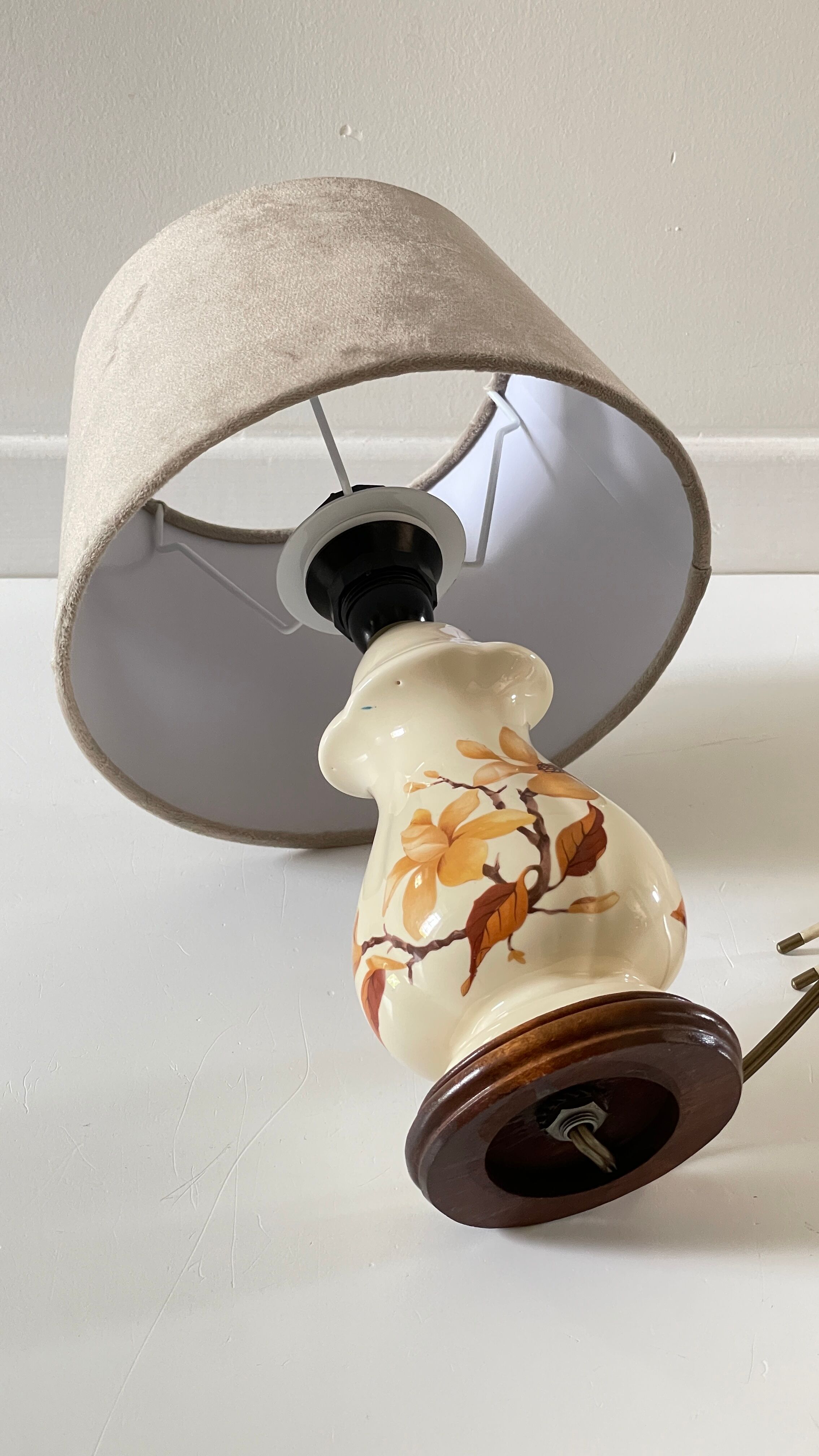 Lamp with vintage ceramic and velvet magnolias