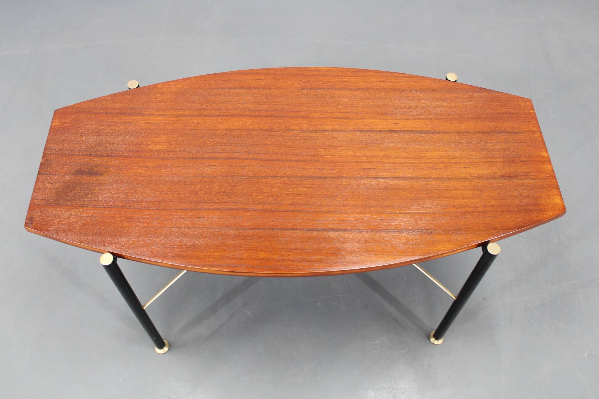Table basse italienne des années 1970, placage en teck, piètement en métal et laiton