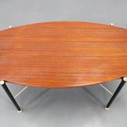 Table basse italienne des années 1970, placage en teck, piètement en métal et laiton