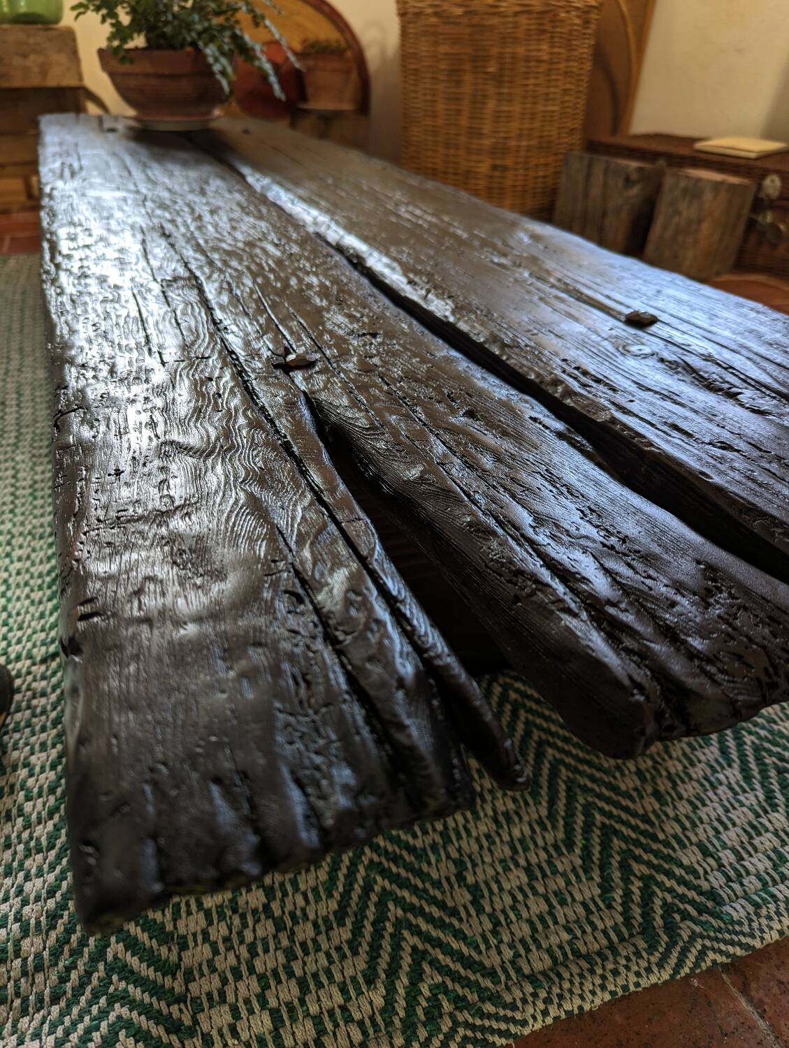 Table basse bois brûlé