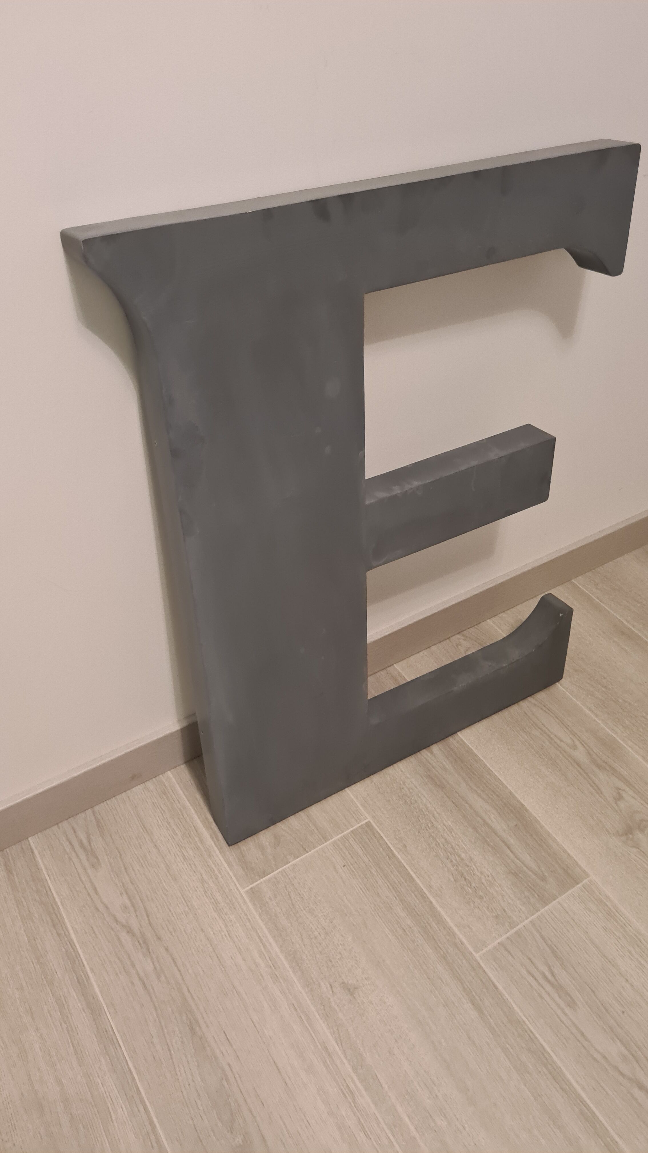 Lettre "E" vintage en zinc