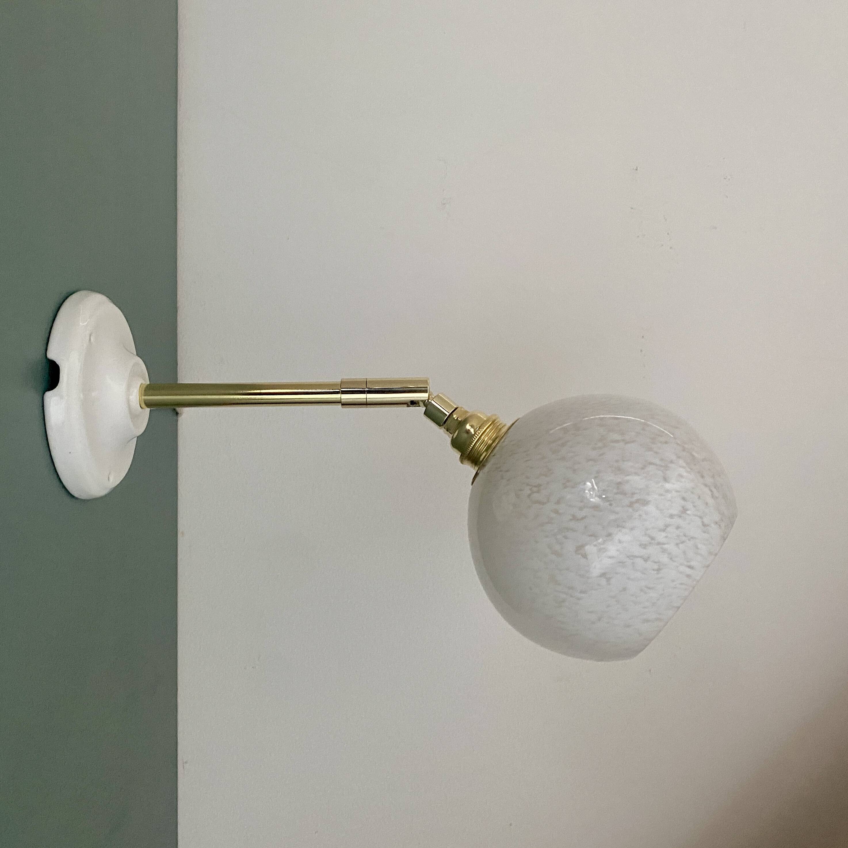 Applique globe vintage en verre de Clichy blanc