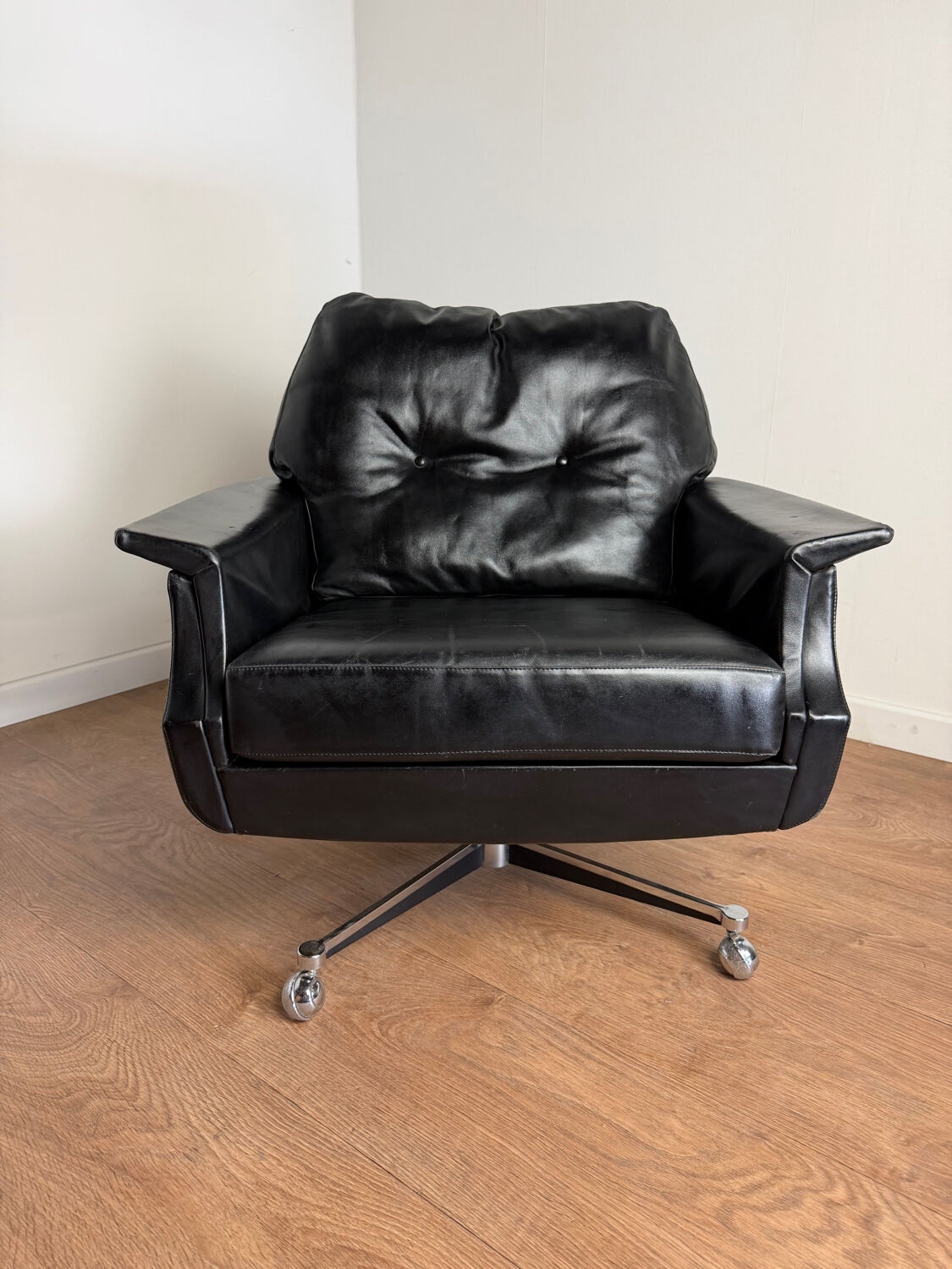 Vintage armchair published by Möbel Mann – elegant black