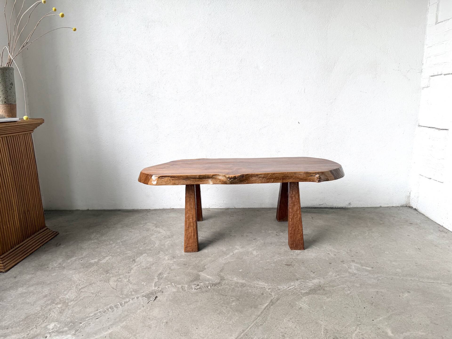 Table basse brutaliste en noyer massif, plateau slab live edge, France