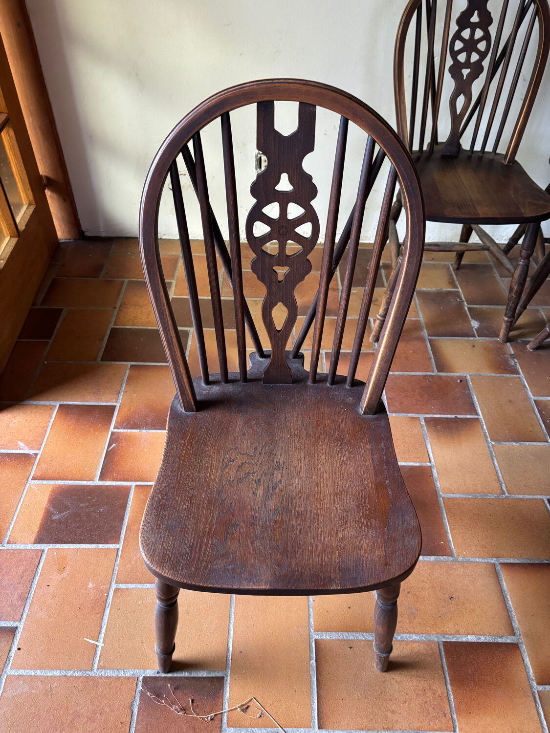 6 Windsor Wheelback chairs in chestnut, 19th century
