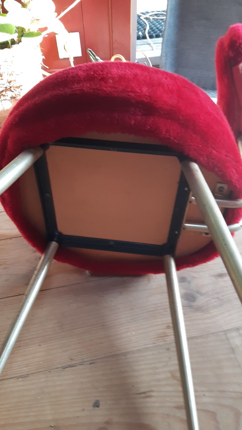 Red moumoute chair