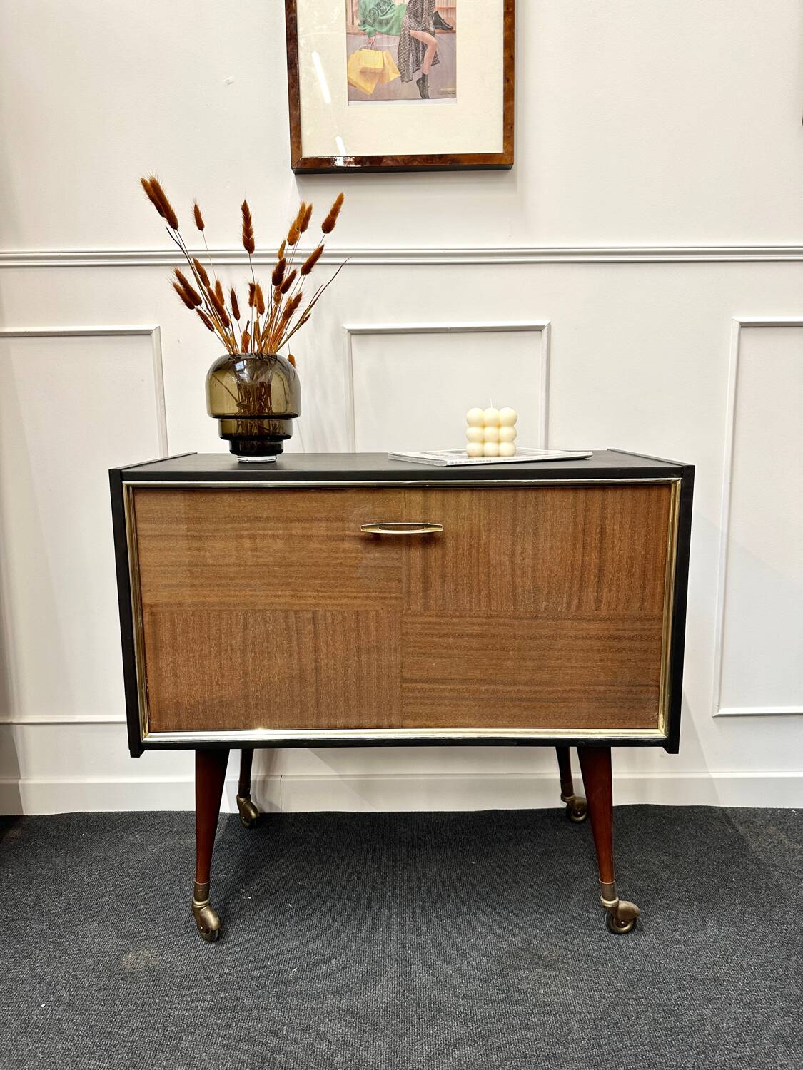 Bar cabinet with compass feet