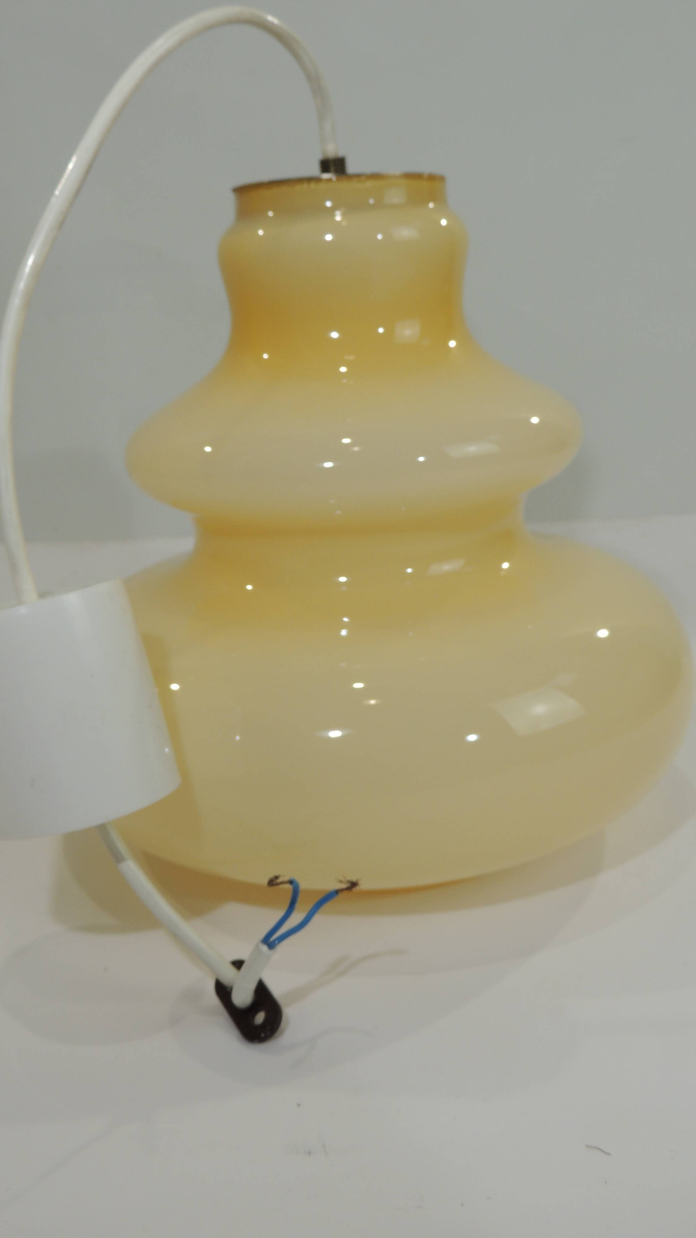 Suspension vintage en verre opalin de l'ère spatiale 1960