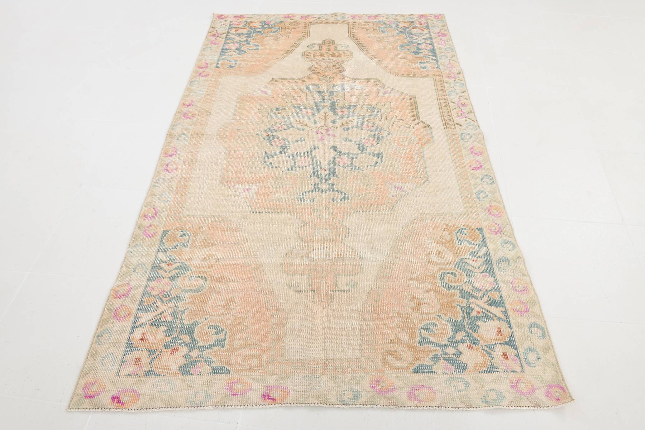 Cream & Green Oriental Persian Rug, 135x221Cm