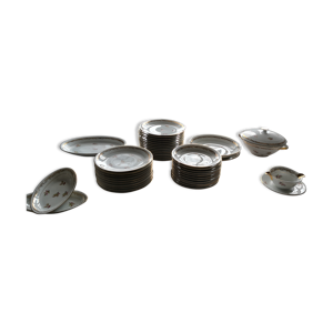 Service comprenant 24 assiettes