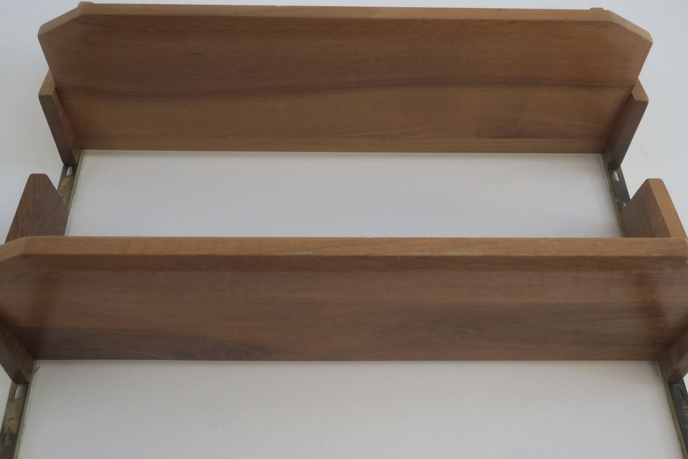 Art Deco modular wall shelf on brass brackets, 1920-30