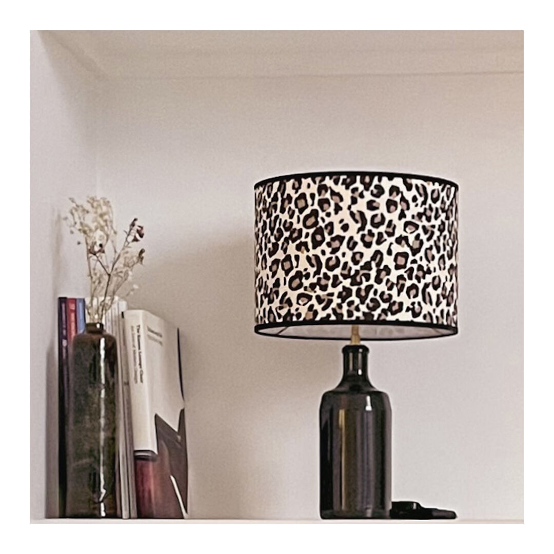 Lampe grès et imprimé léopard