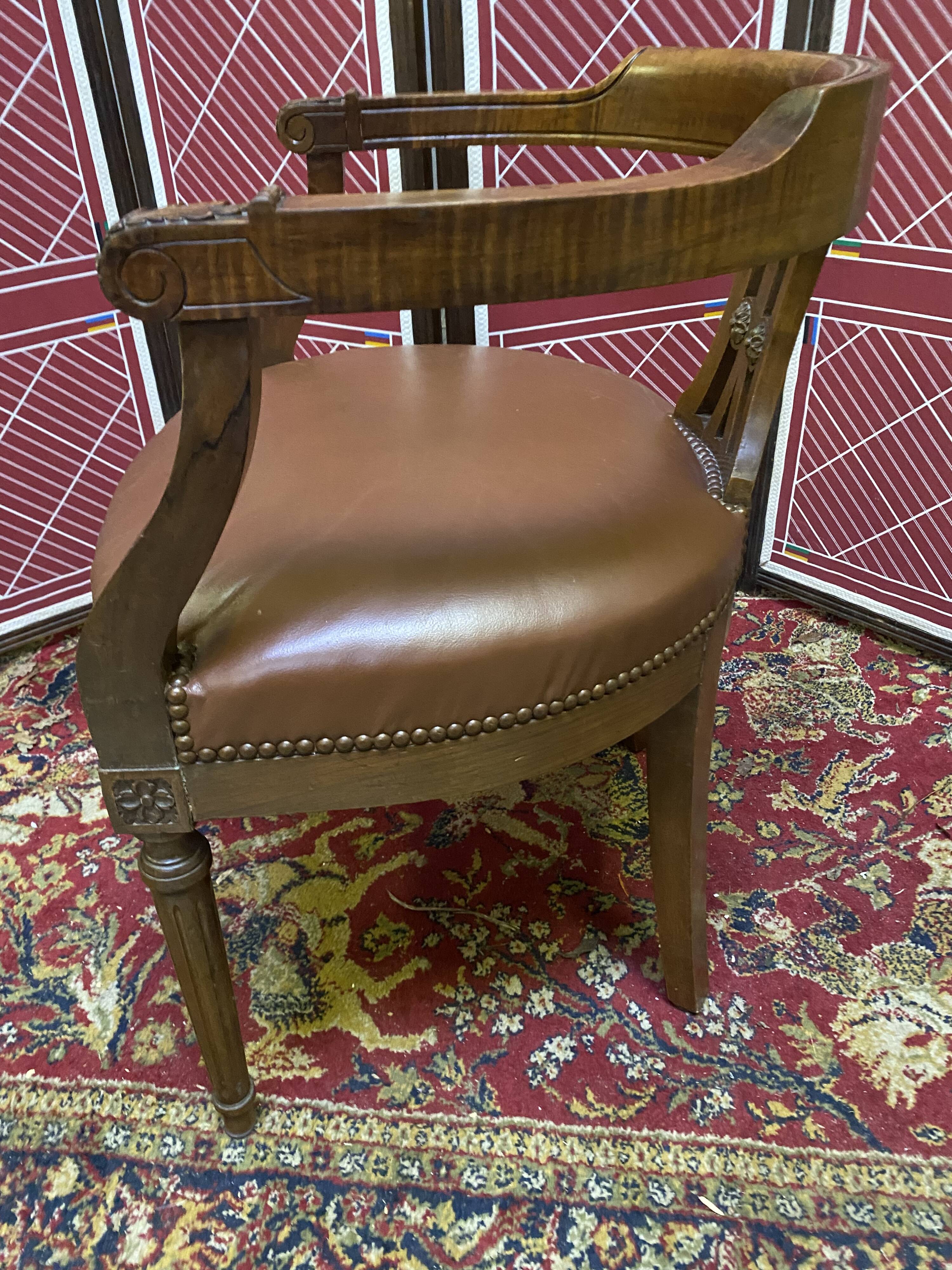Fauteuil de bureau vintage en bois et cuir marron clouté