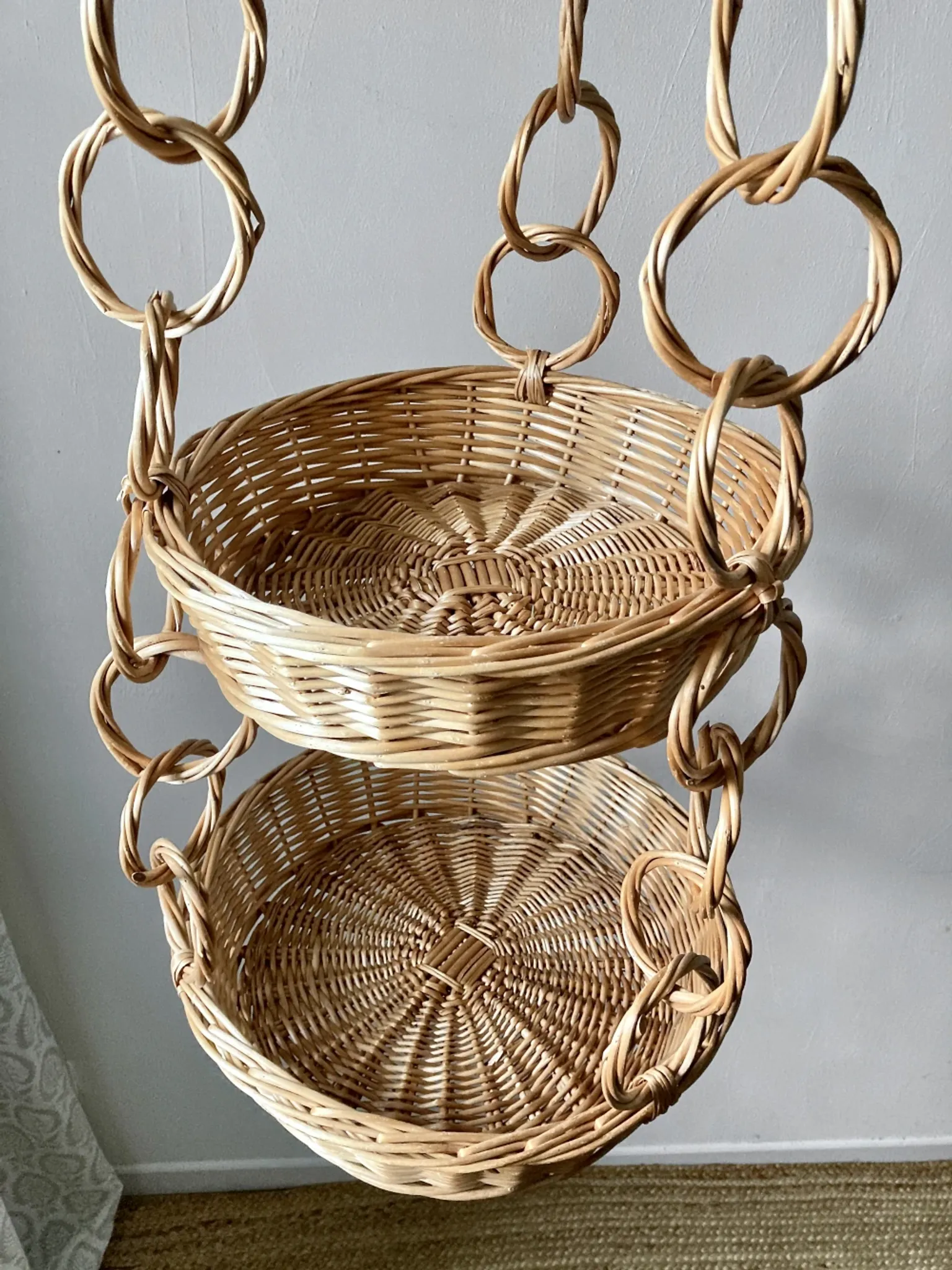 Large wicker suspension with three baskets, twisted ring chain.