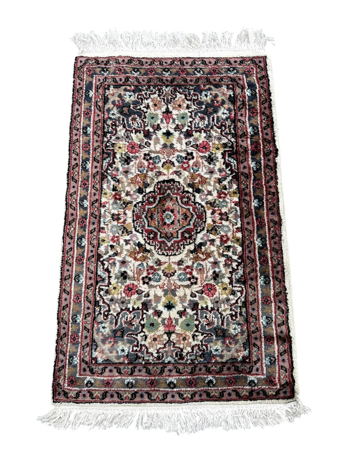Persian rug in wool and silk 110cm x 60cm