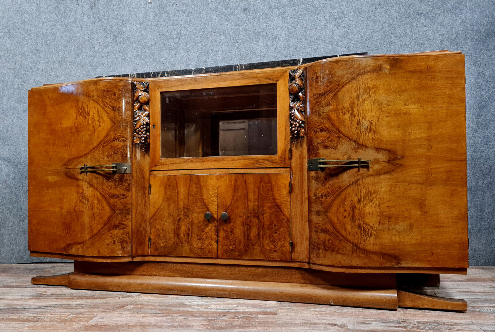 Curved Art Deco era row in light wood circa 1930-1940