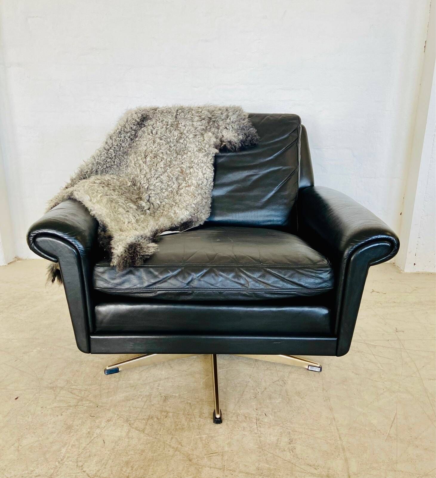 Vintage Danish mid-century leather lounge chair in black leather by G. Thams 1975