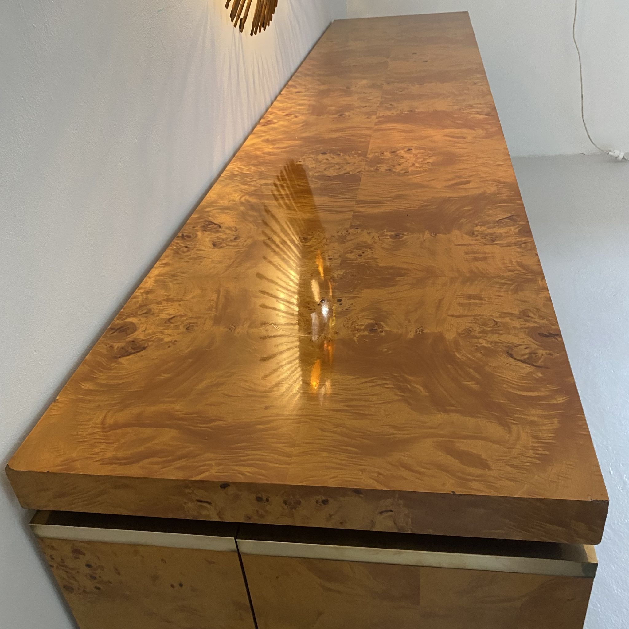 Sideboard in elm magnifying glass and brass. 1970