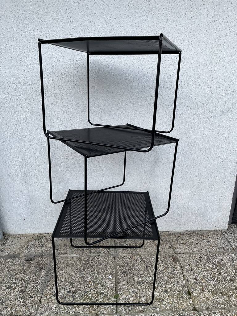 Minimalist nesting table