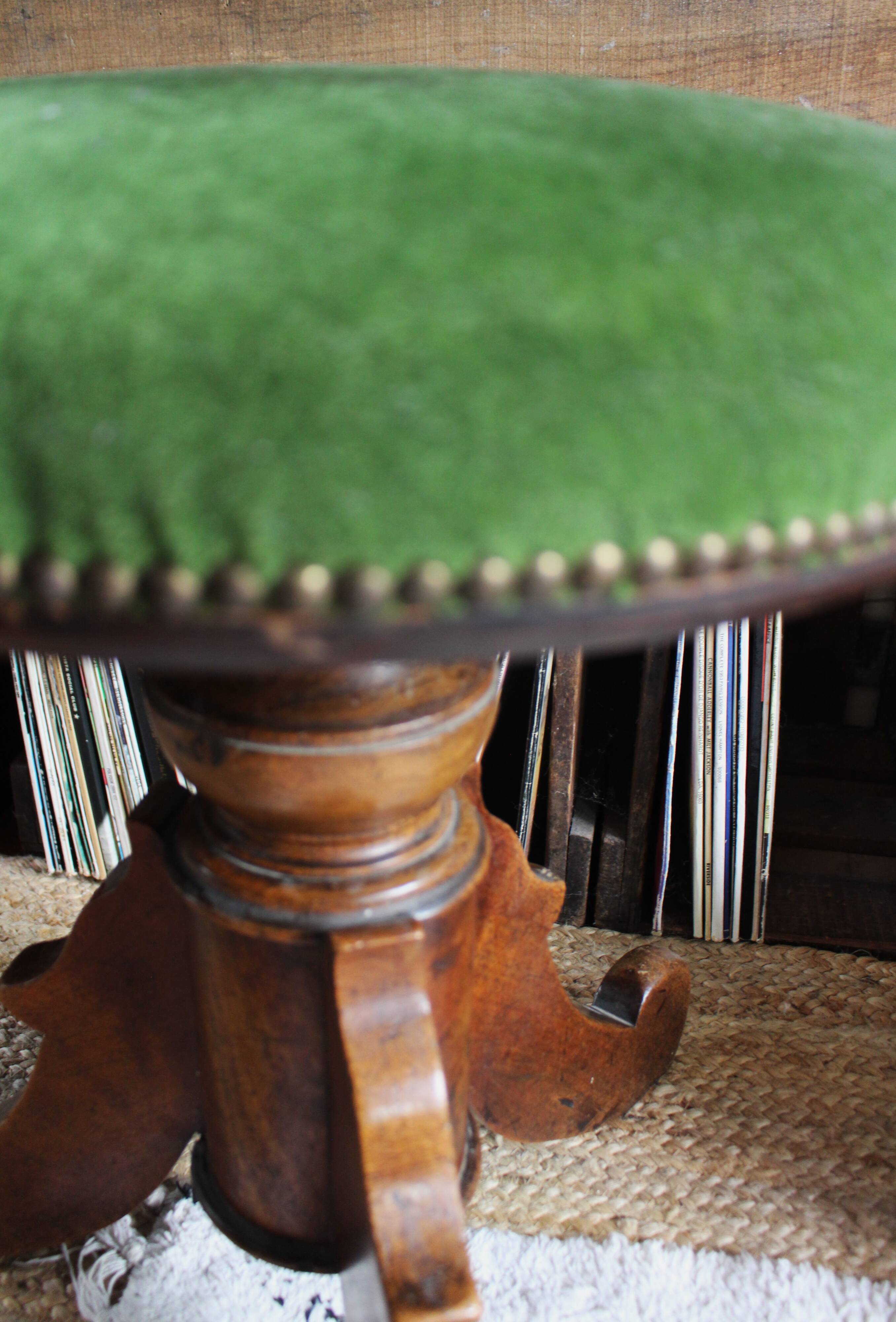 Tabouret de piano ancien en velours vert et bois de noyer