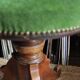 Tabouret de piano ancien en velours vert et bois de noyer