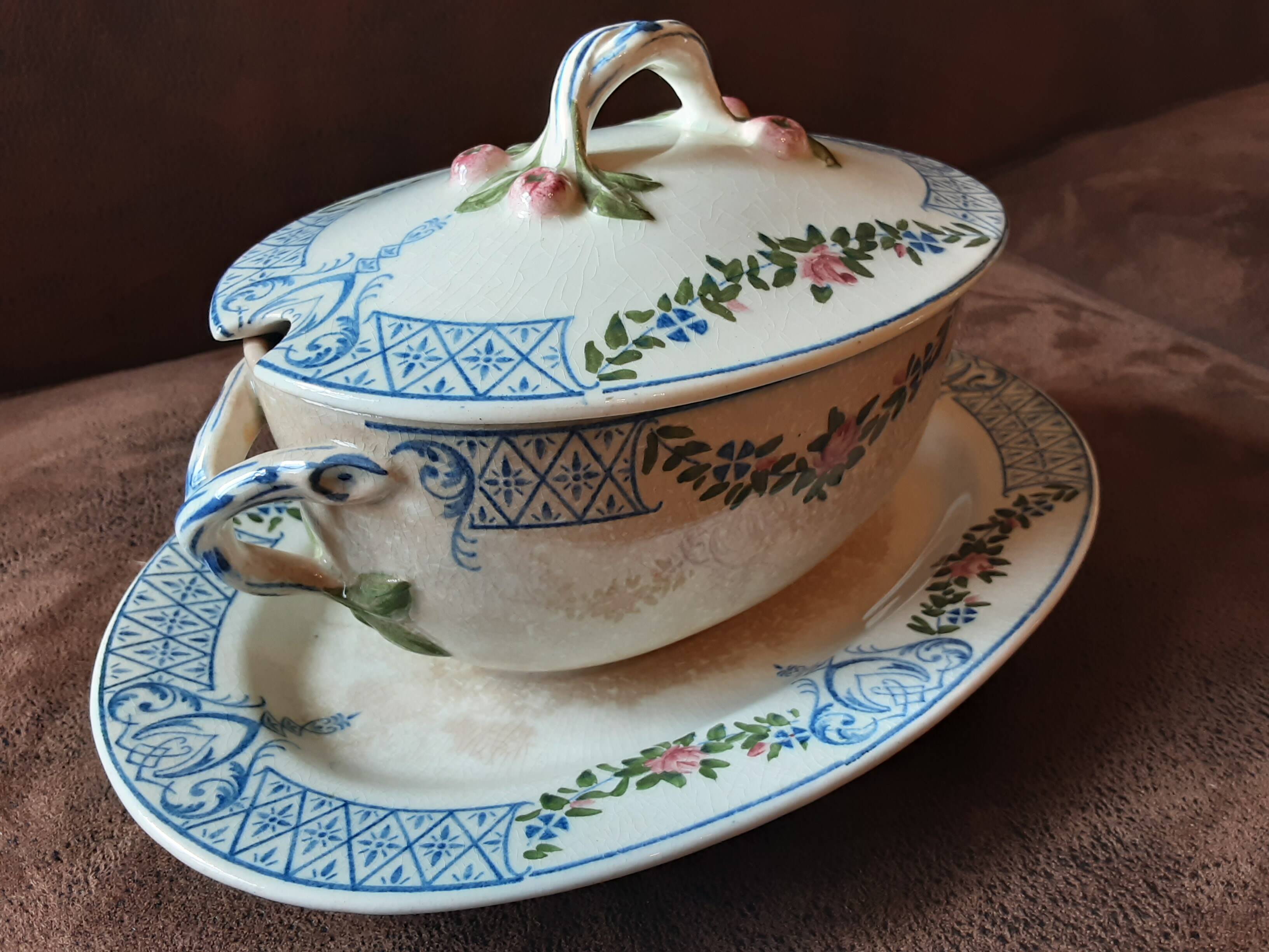 Old Tournay sauce boat. Creil and Montereau