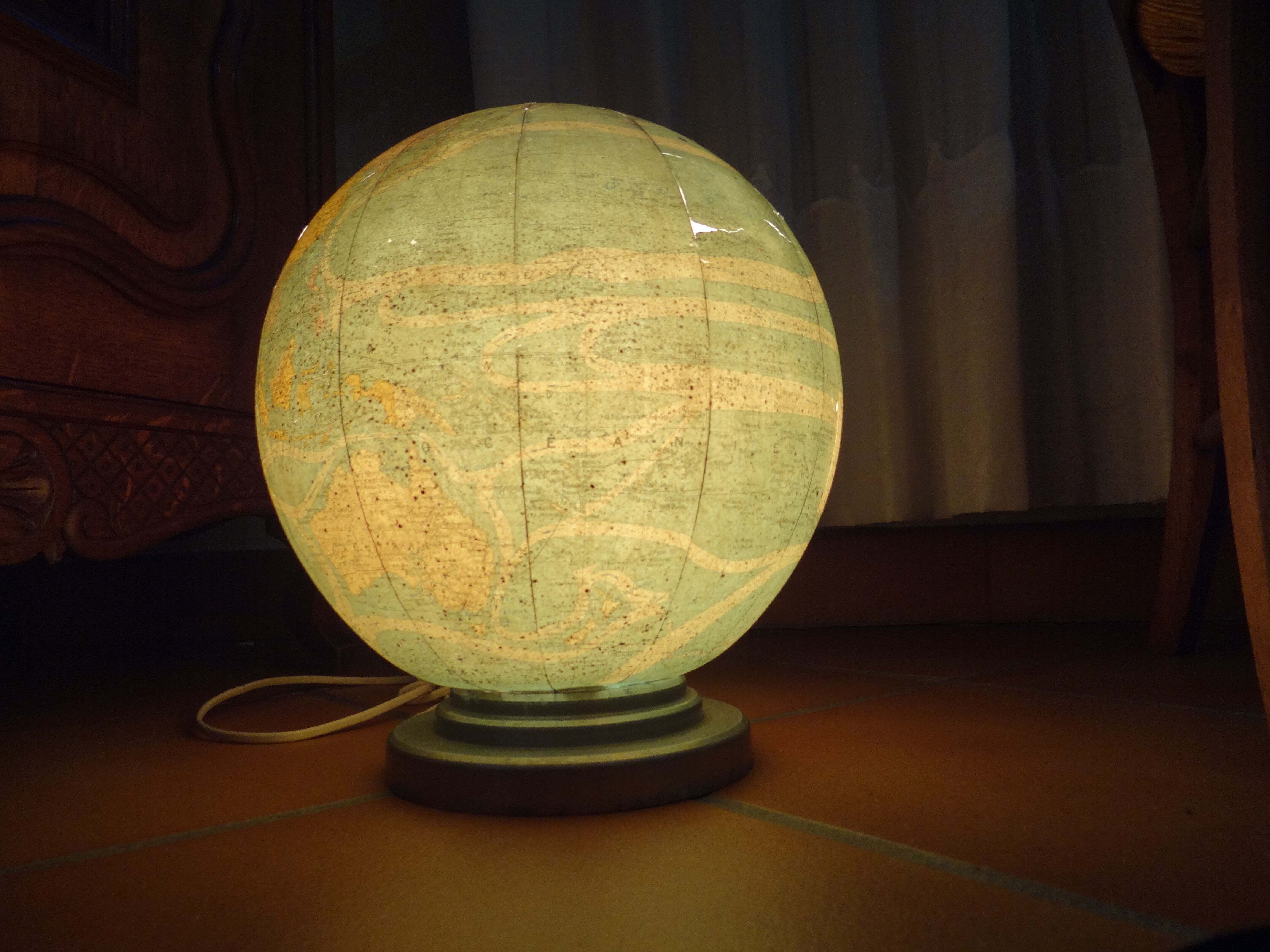 Perrina 1950 glass globe