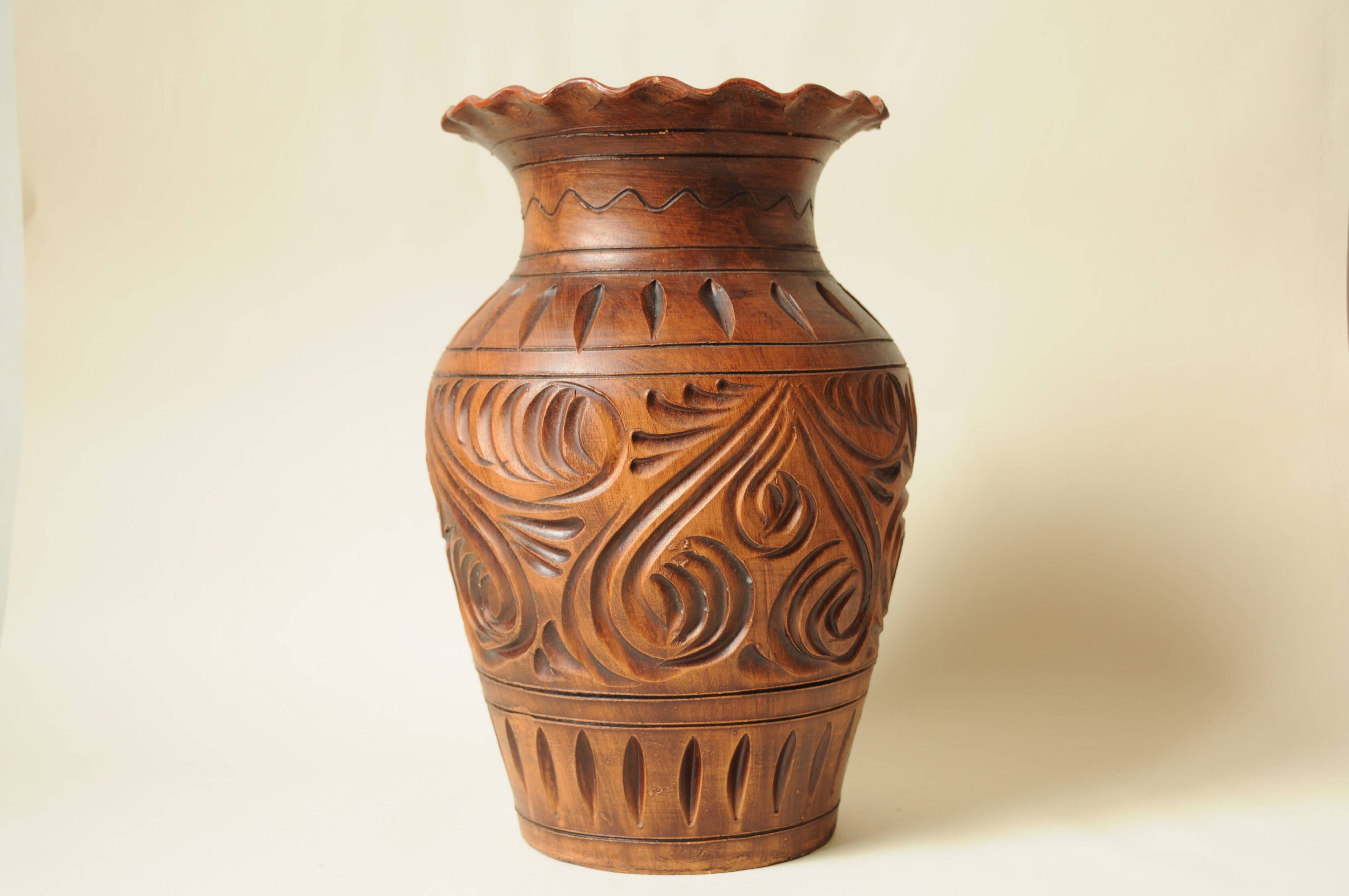 Wood effect sculpted ceramic vase