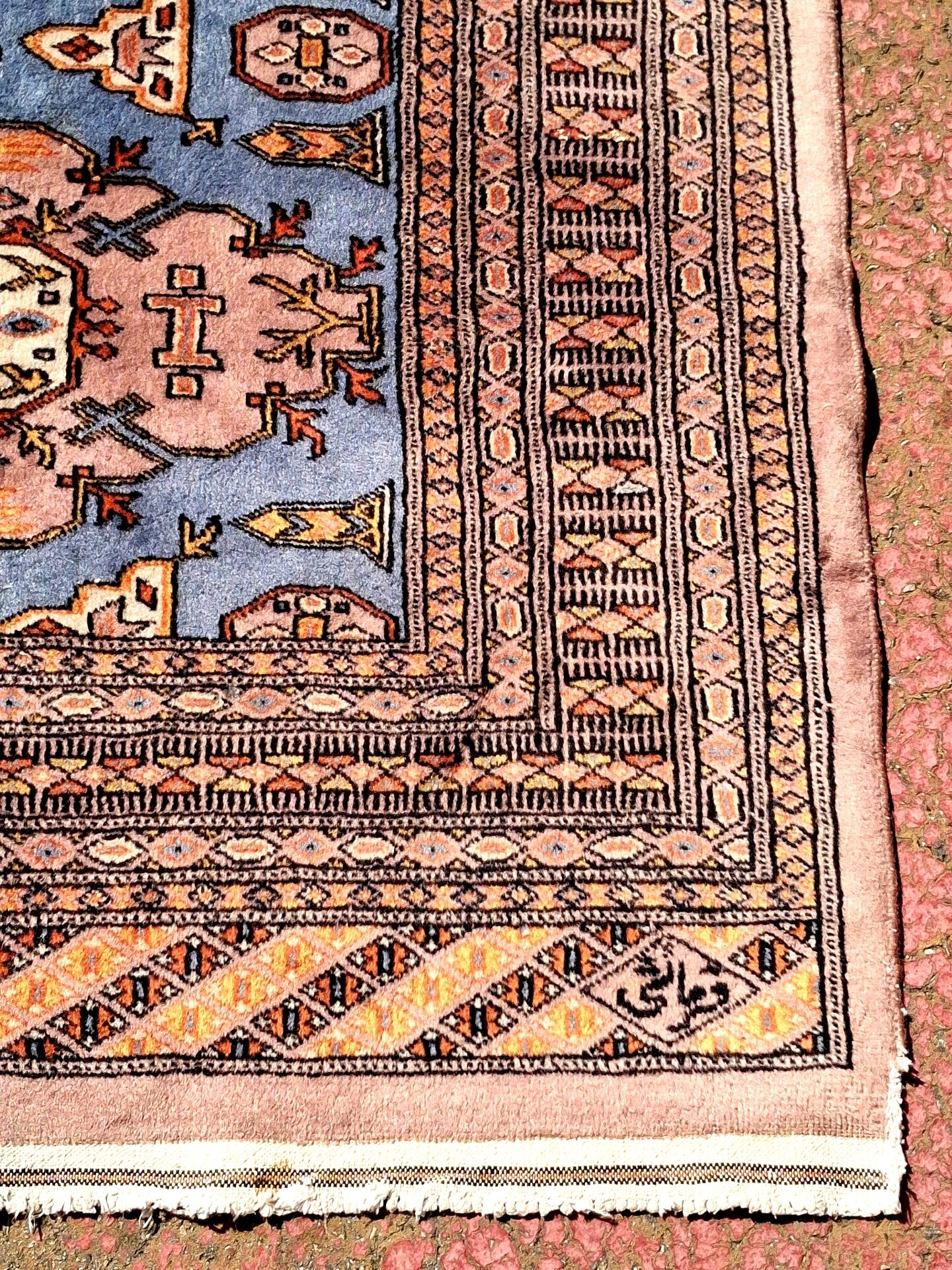 Tapis d'orient, taille 243 x 168 cm, signé numéroté