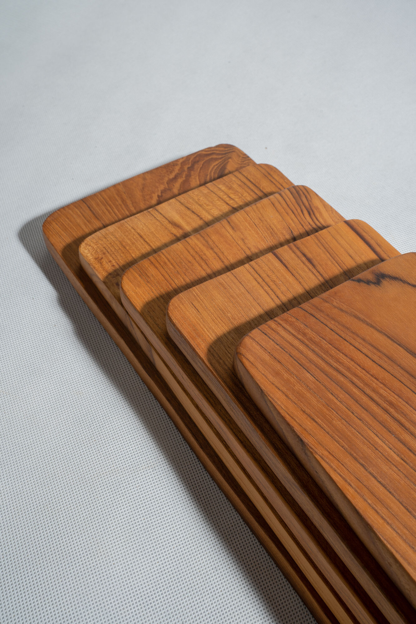 Cutting or presentation board of monoxyl teak with handle (T1)