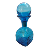 Carafe en verre bosselé bleu