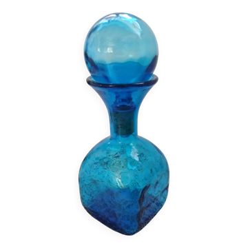 Carafe en verre bosselé bleu