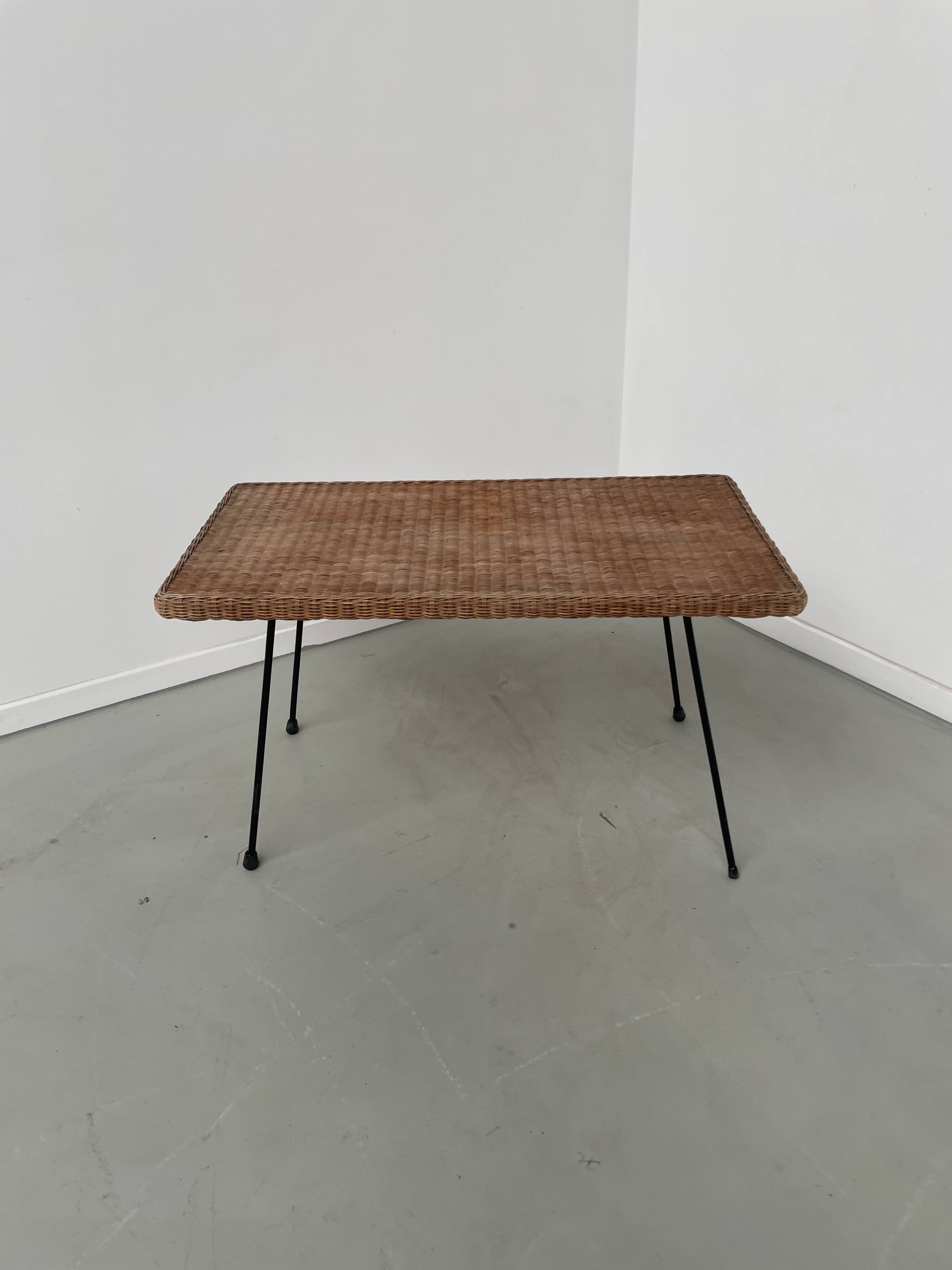 Table basse osier tressé et métal 1960