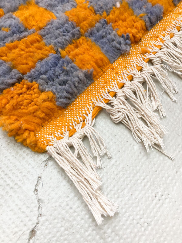 Tapis berbère marocain Boujaad orange et gris à carreaux 145x103cm