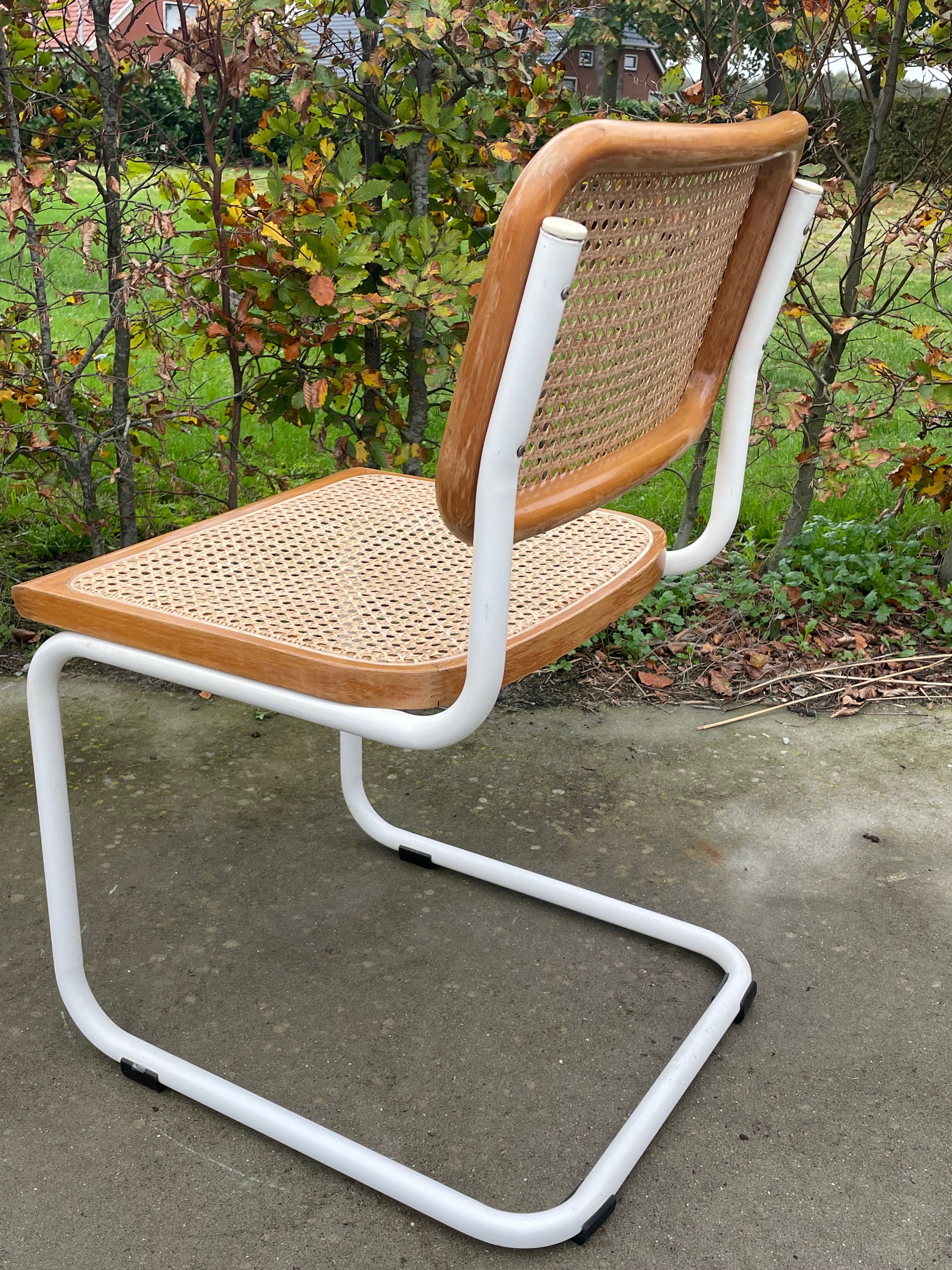 Chaise Cesca modèle b32 en blanc et bois par Marcel Breuer