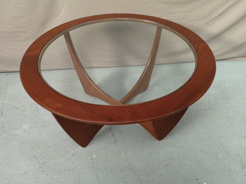 Astro Round Vintage Table